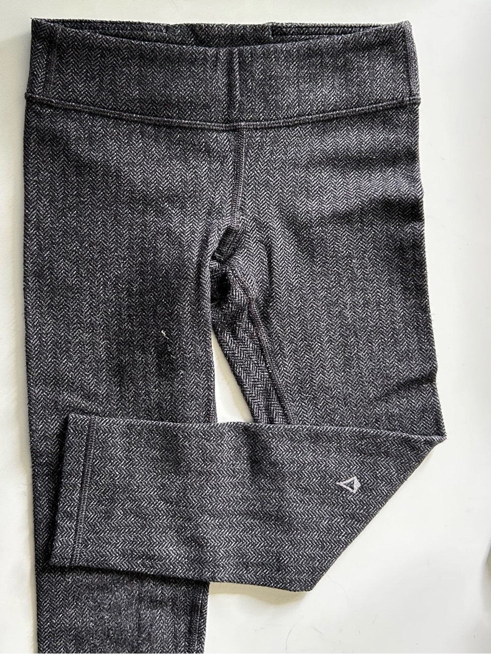 IVIVVA by LULULEMON girls size 4 leggings